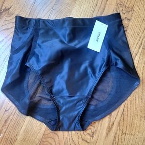SPANX Booty Lift Shaping Brief Very Black Size M NWT